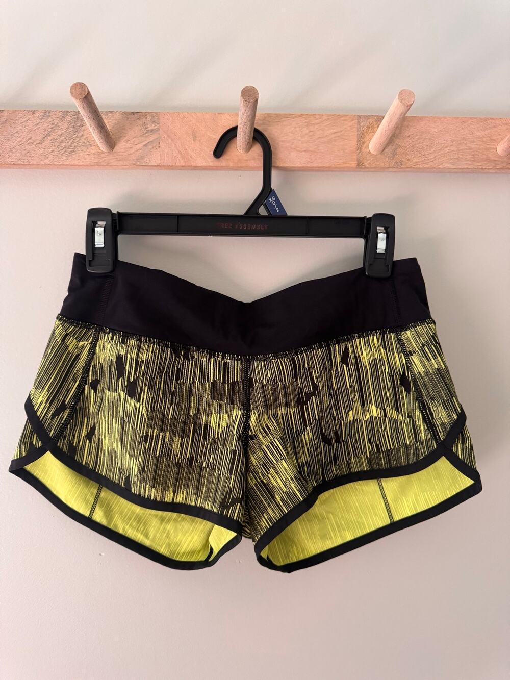 Lululemon Run Speed Short 2.5" Size 4 Down Pour Lime Light Black